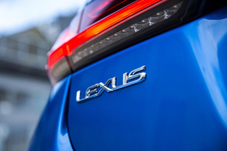 Логотип Lexus CT200h 2017 года  (UK) (фото 29 из 38)